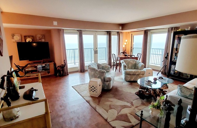 LINENS & DAILY ACTIVITIES INCLUDED*! OCEANFRONT/BOARDWALK BUILDING W/ROOFTOP POOL Oceanfront living at its finest. Enjoy this 3 bedroom, 3 full bathroom unit with recent upgrades