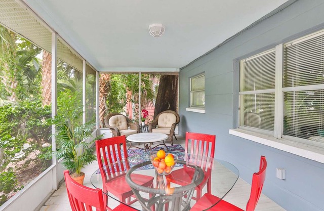 Newly Listed! Walk To Downtown Sarasota, Dining & Nightlife - Near Gillespie Park -Screened Lanai