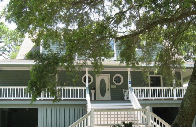 on canal with dock~walk to beach, marina, activity center~screened patio