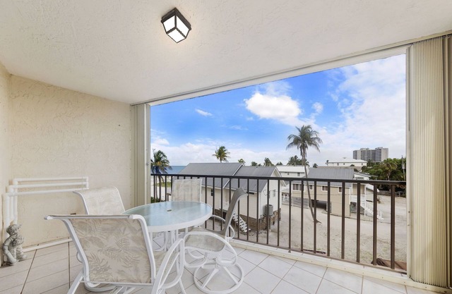 Pelican Watch 208, Sleeps 4, 2 Bedrooms, Beach Front, Pool, Elevator, WiFi