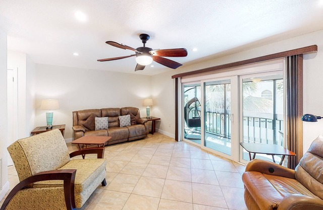 Townhouse Steps from the Beach with Screened Balcony, WiFi, AC & Shared Pools