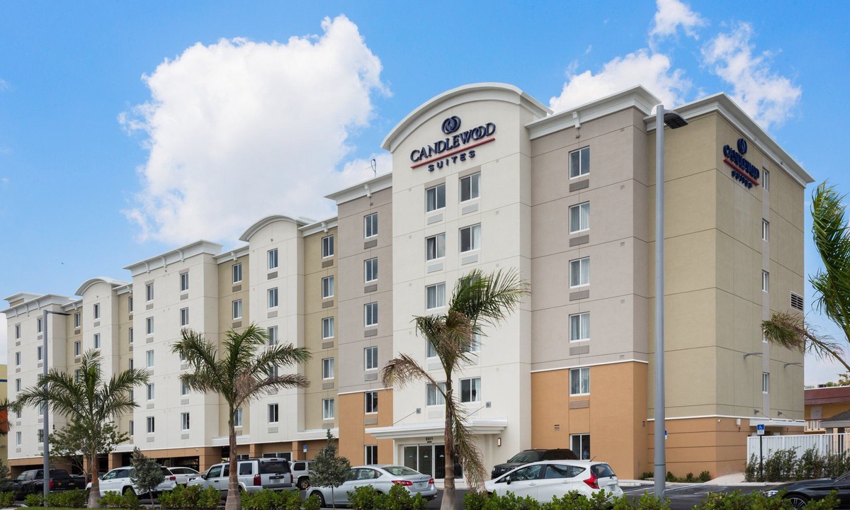 Virginia Gardens Hotel | Candlewood Suites Miami Intl Airport - 36th St, an Ihg Hotel
