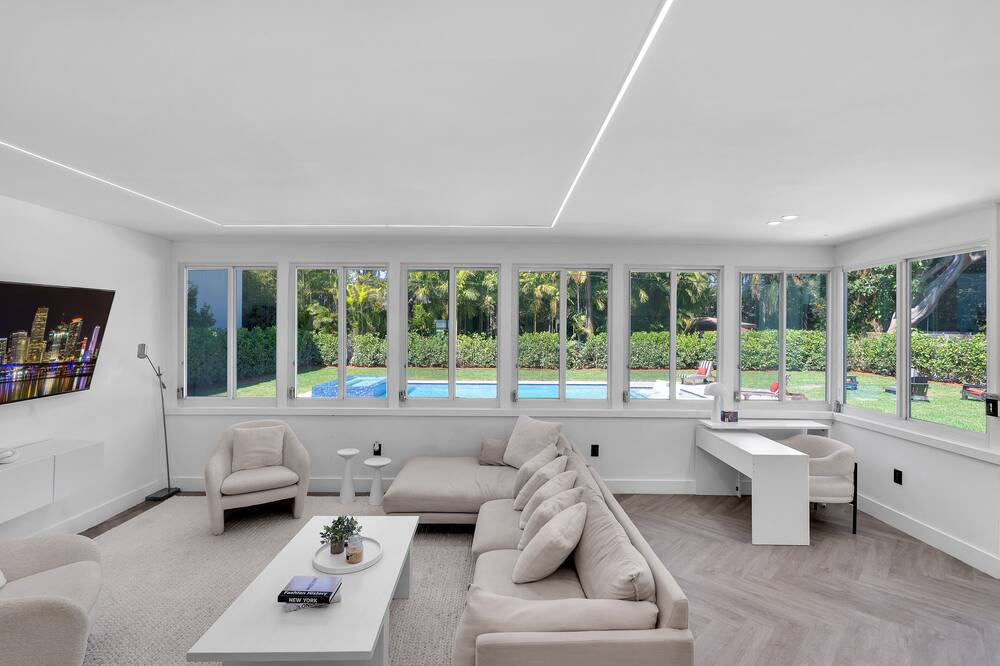 Brickell House | Villa Nouveau Le Blanc luxury 5BD 5BA Jacuzzi
