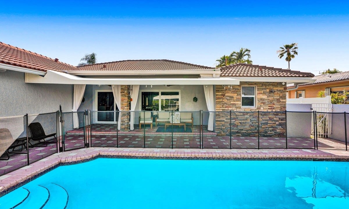 Fort Lauderdale Villa | Luxe 4BR Waterfront w Htd Pool 5min to Beach