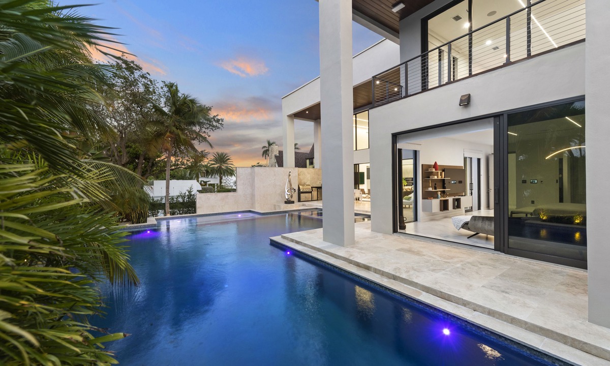 Northeast Miami Villa | Luxurious 6BR Waterfront Retreat with Heated Pool & Jacuzzi in Miami!