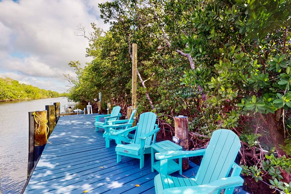 Everglades City House | Snowbird & dog-friendly riverfront home with fishing pier, grill, & kitchenette