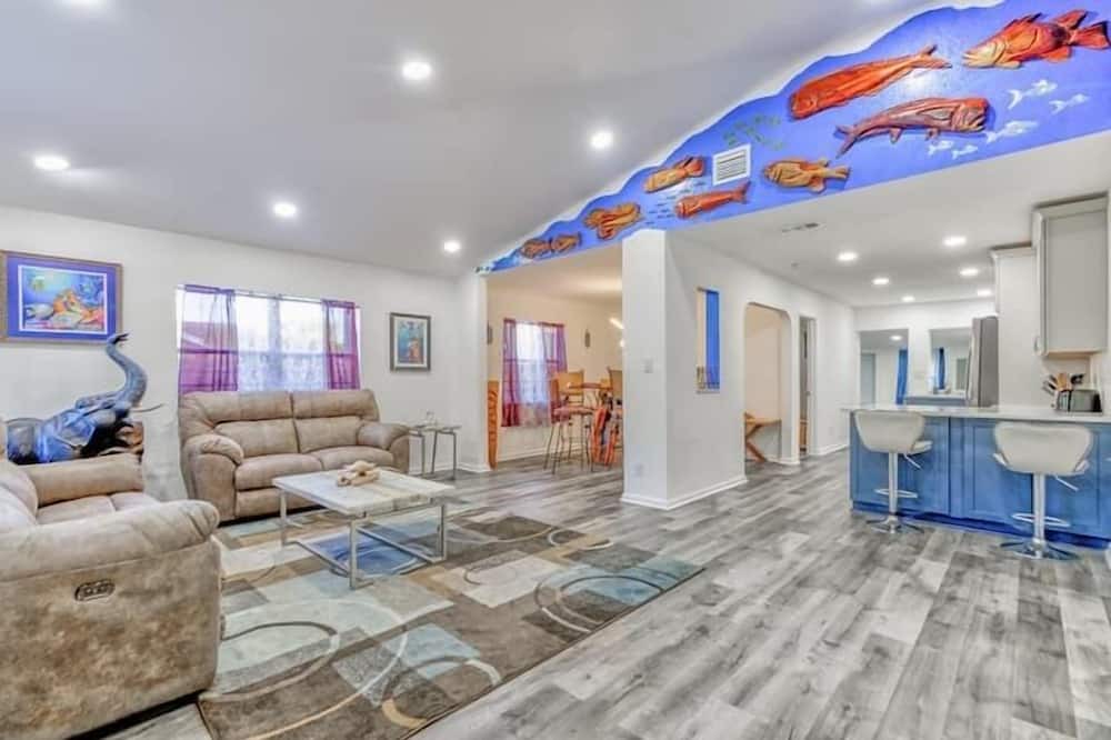 United Central Apartment | 4 Bedroom 797089 by Houzlet