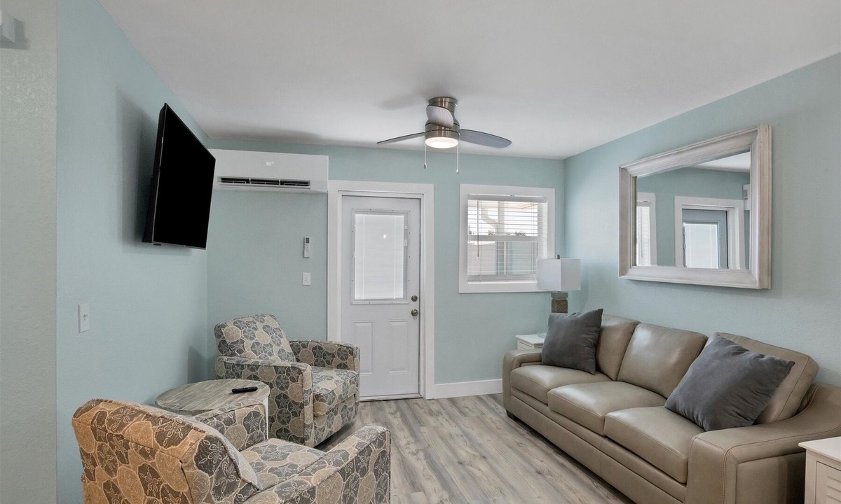 Grove City Apartment | CLEAN,Great Location,Dockage Available,HEATED Pool, HUGE Back yard. Unit C