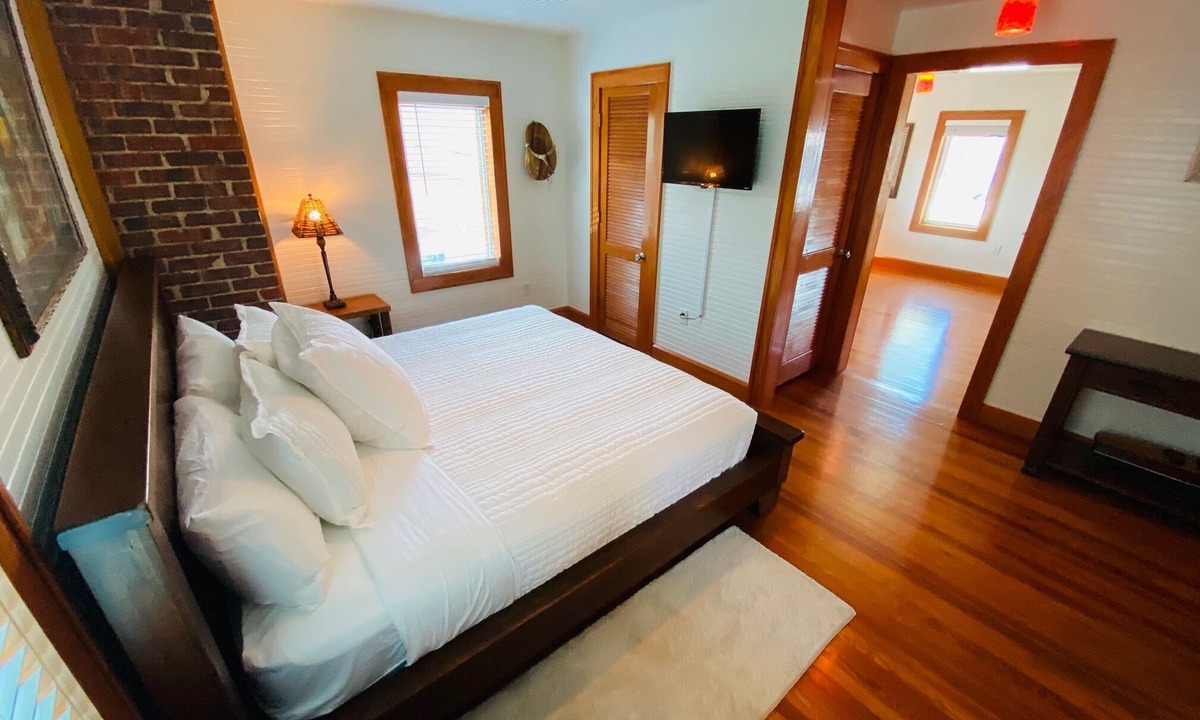 Pass-a-Grille Historic District Apartment | Historic Downtown Pass A Grille Beach 15K Sq Ft!