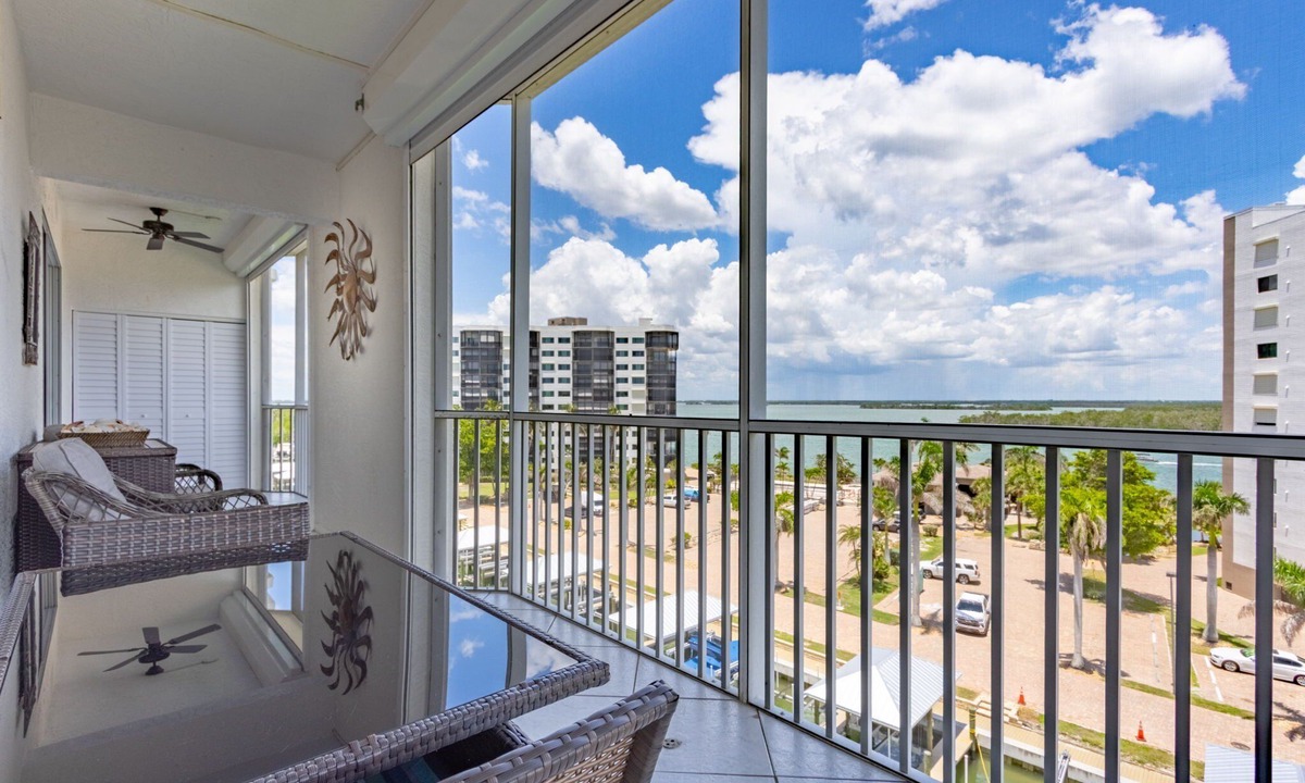 South Island Condo | Corner Unit Top Floor | Bay Views, Pool & Walk to Beach Access