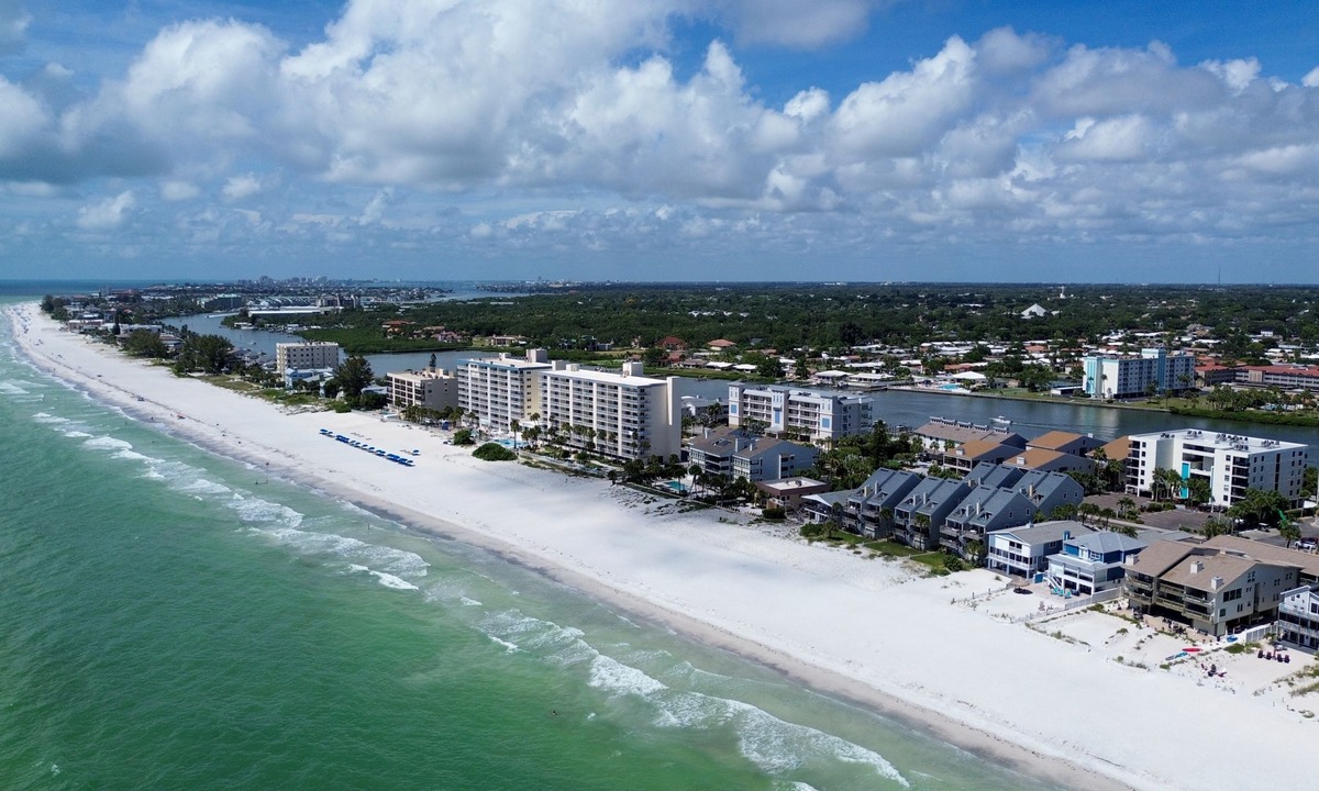 Indian Shores Condo | Pelican Pointe 2C Spacious, Beachside unit, Beautiful Updates