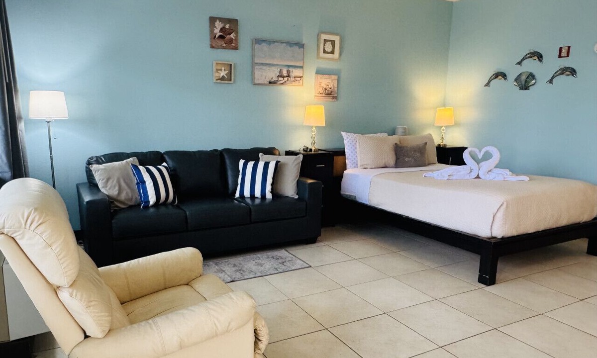 Ruskin Condo | Studio Little Harbor 512 - Ground unit - Private Beach
