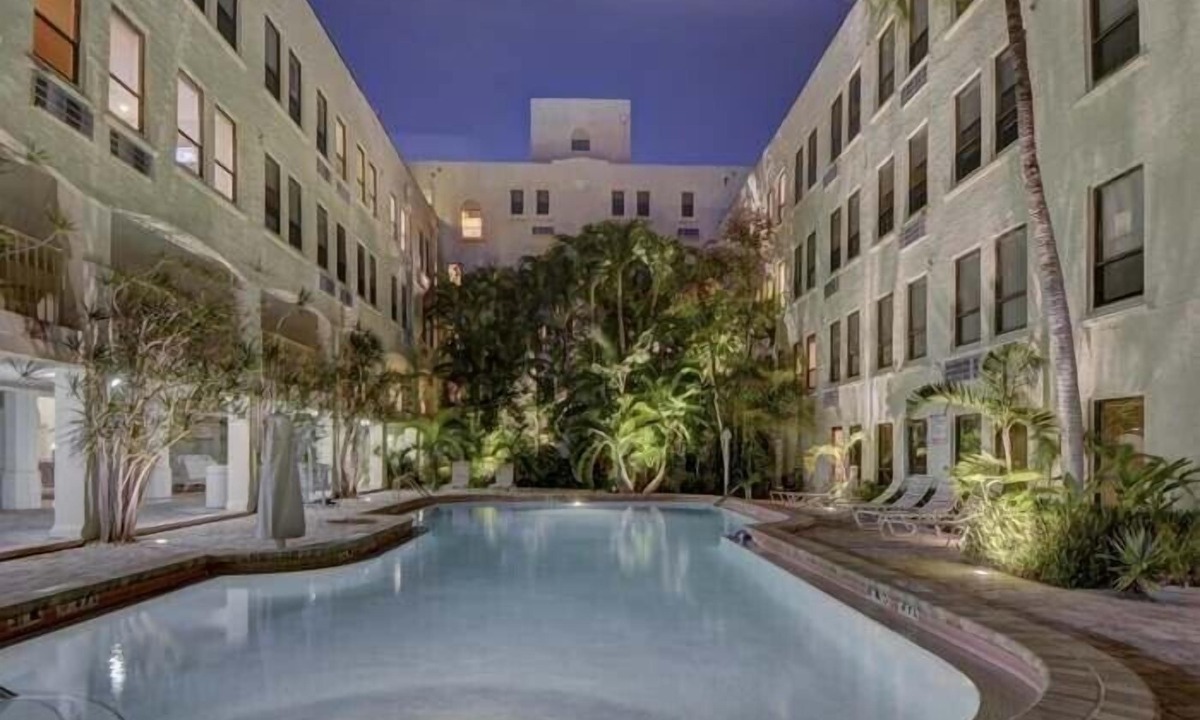 Palm Beach Apartment | Delux Queen Room , 1 block to the Beach, TV, Pool, WiFi