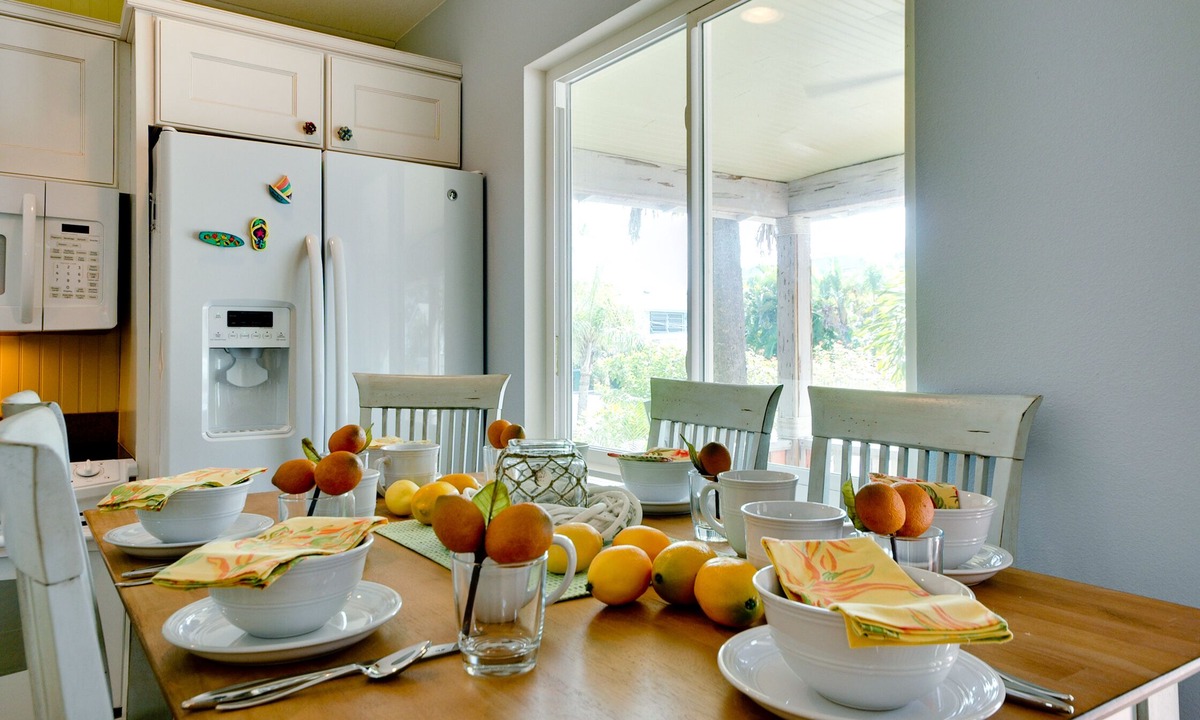 Bradenton Beach House | Al's Dream! LOCATION - Just Steps to the Beach! Shared Heated Pool