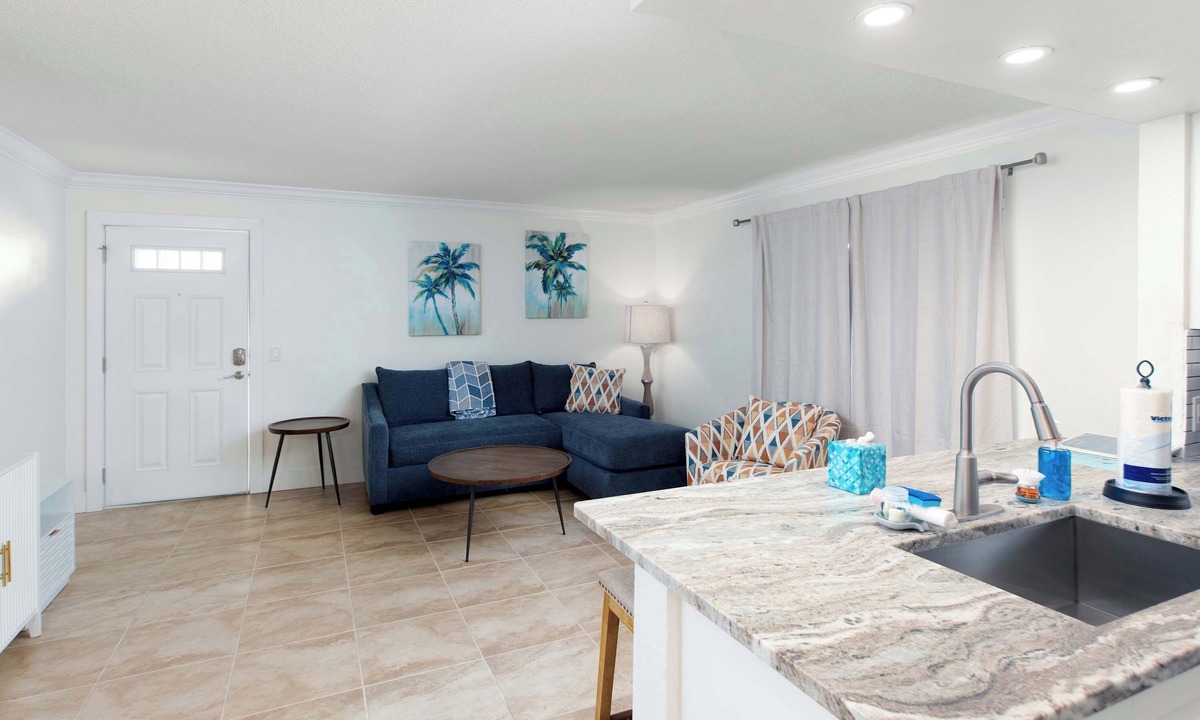 Clearwater Beach Condo | Coastal Charm Reimagined 8-Minute Walk 2 Beach(U1)