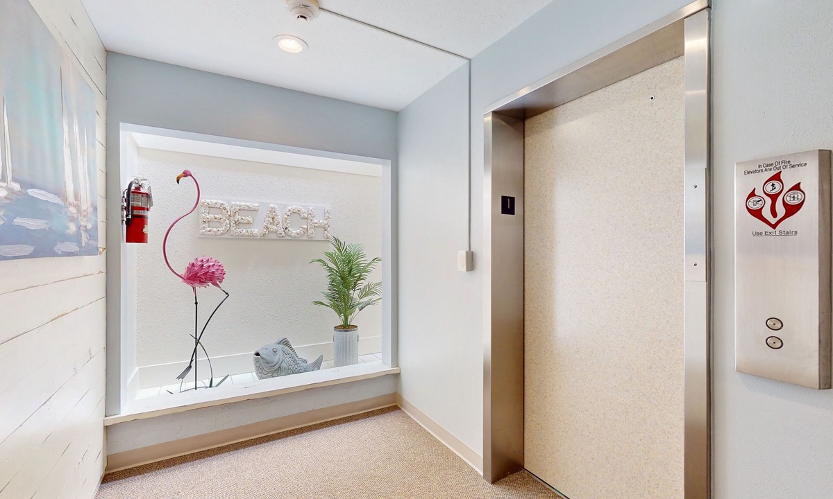 Holmes Beach Condo | Casual beachside getaway with pool, and easy beach access