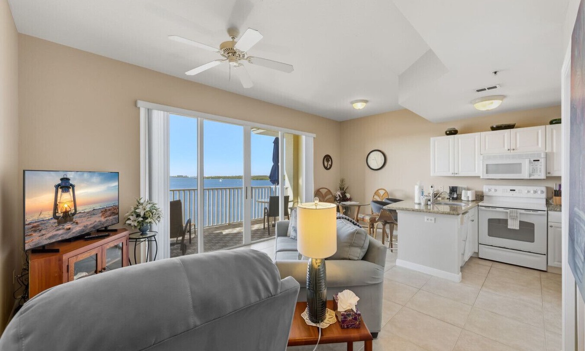 St. Petersburg Condo | Boca Ciega Bay Resort – Top Floor Waterfront Condo with Bay Views