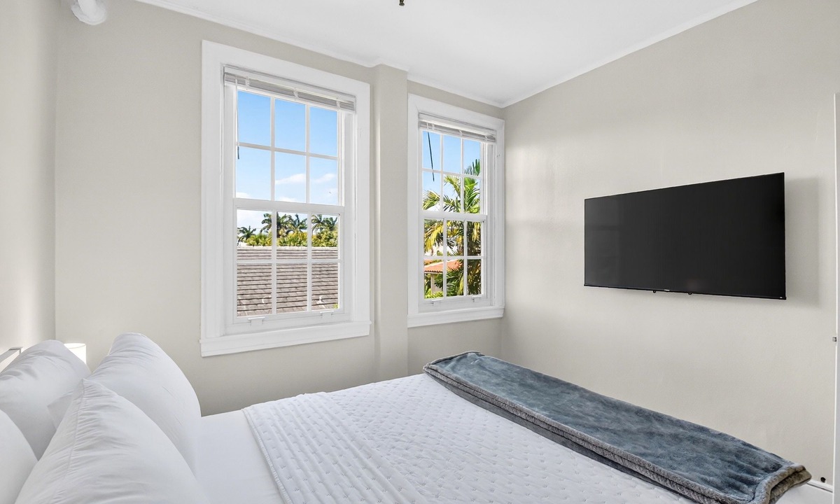Palm Beach Apartment | One Bedroom Spacious Palm Beach Condo Heated Pool