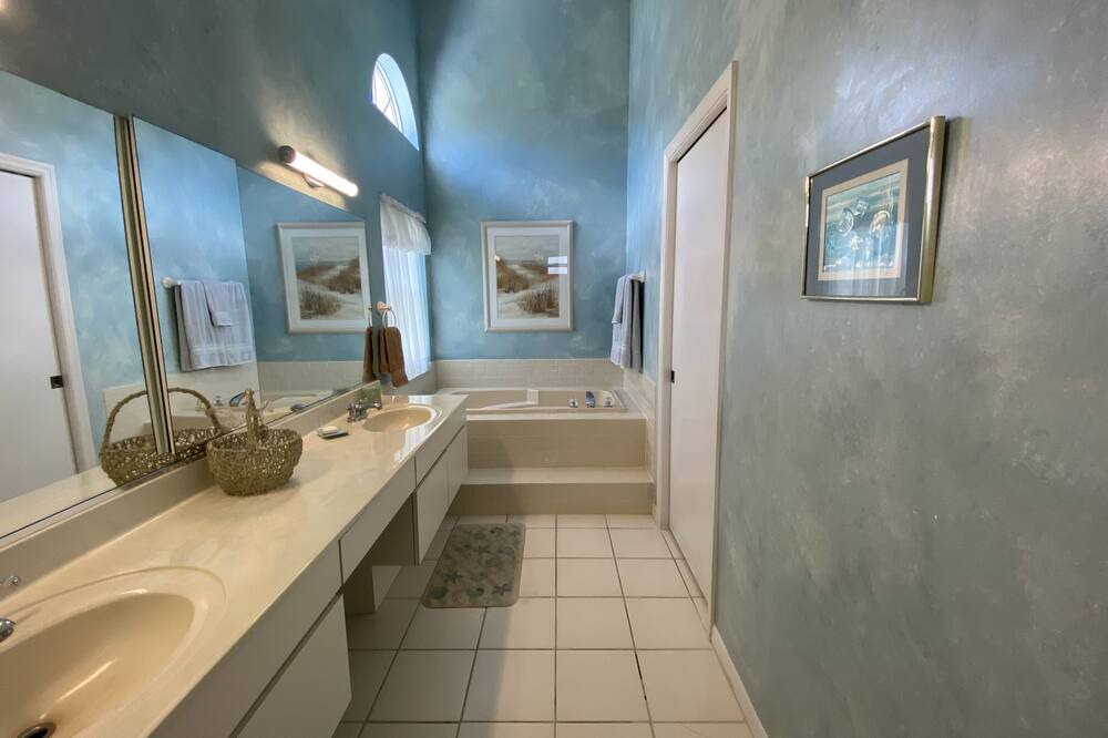 Photo of Bathroom in Plantation