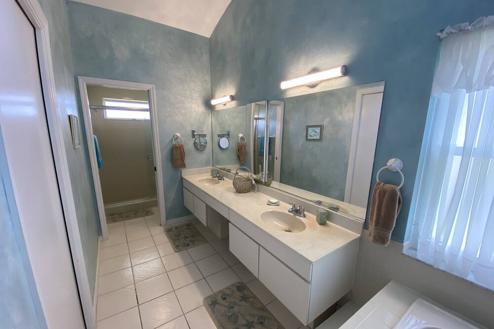 Photo of Bathroom in Plantation