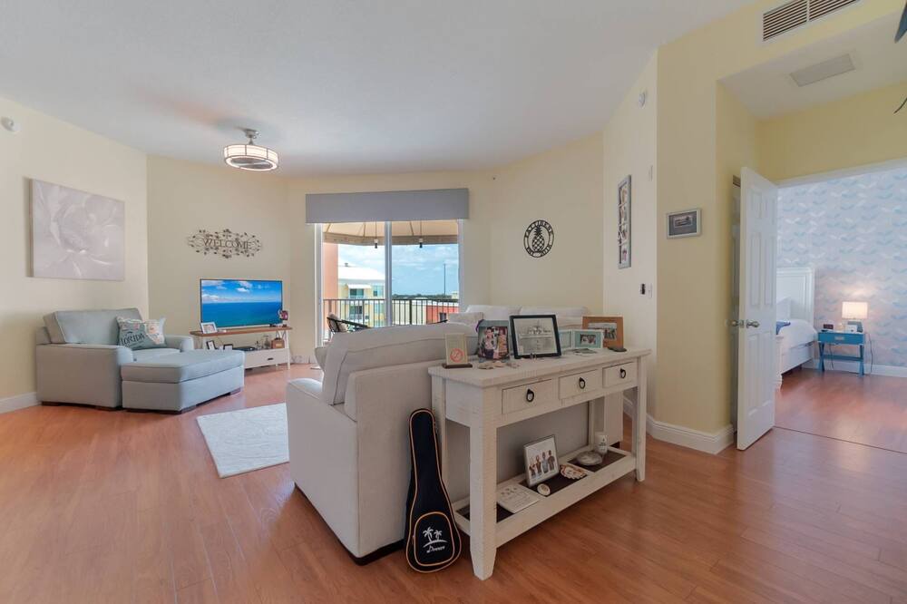 Photo of Livingroom in East Ocean Ave