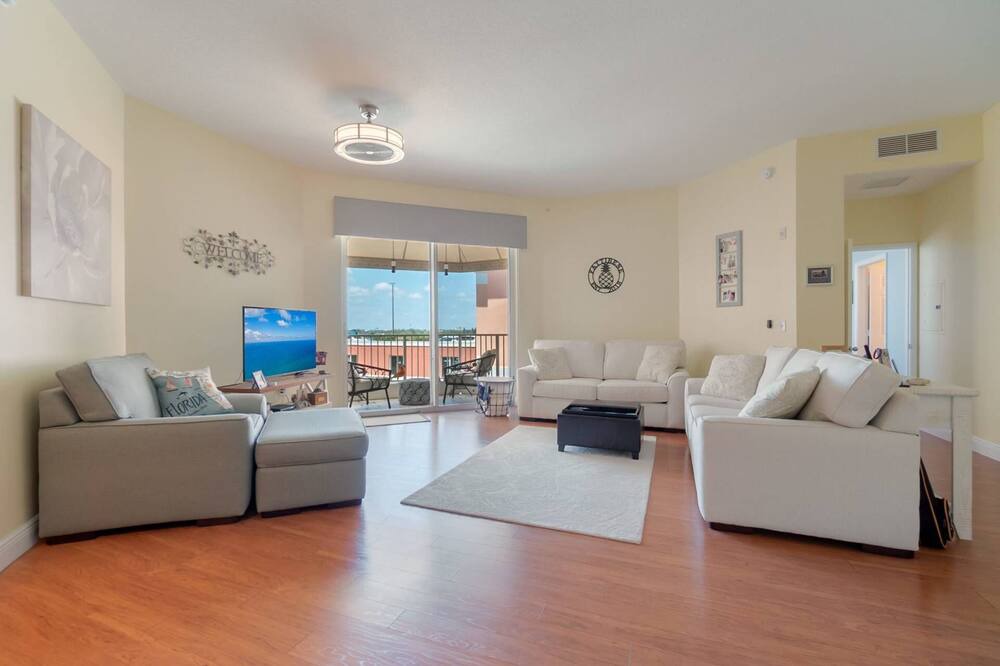Photo of Livingroom in East Ocean Ave