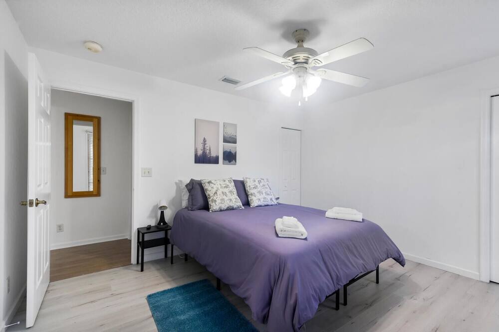 Photo of Bedroom in Old Northwood Historic District