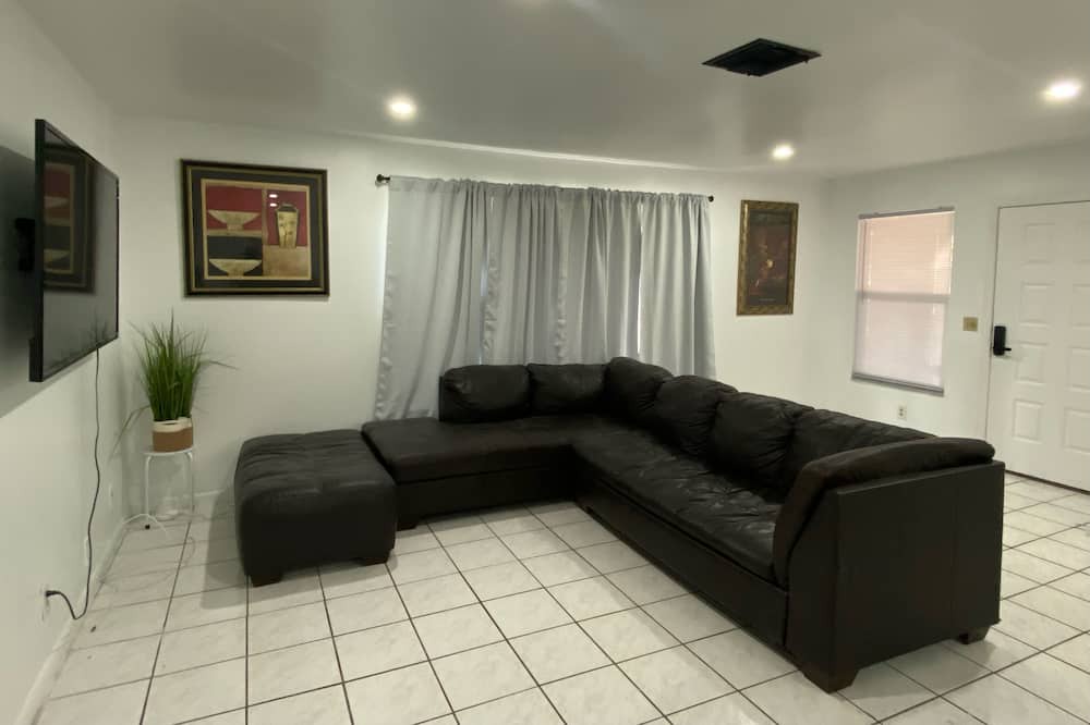 Photo of Livingroom in Lake Worth Corridor