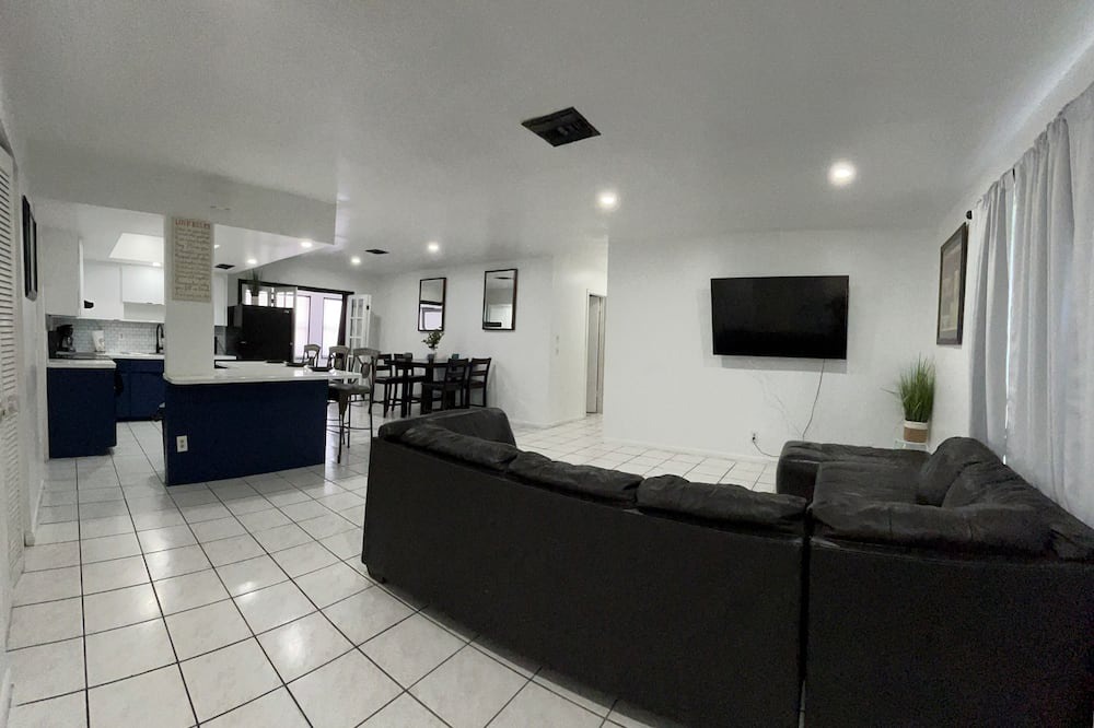 Photo of Livingroom in Lake Worth Corridor