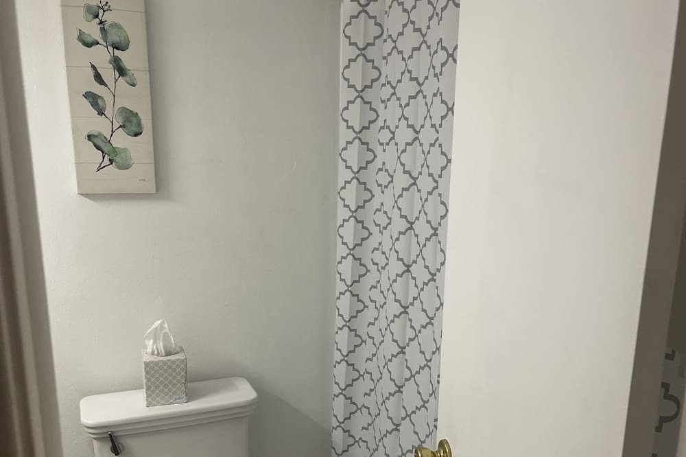Photo of Bathroom in Lake Worth Corridor