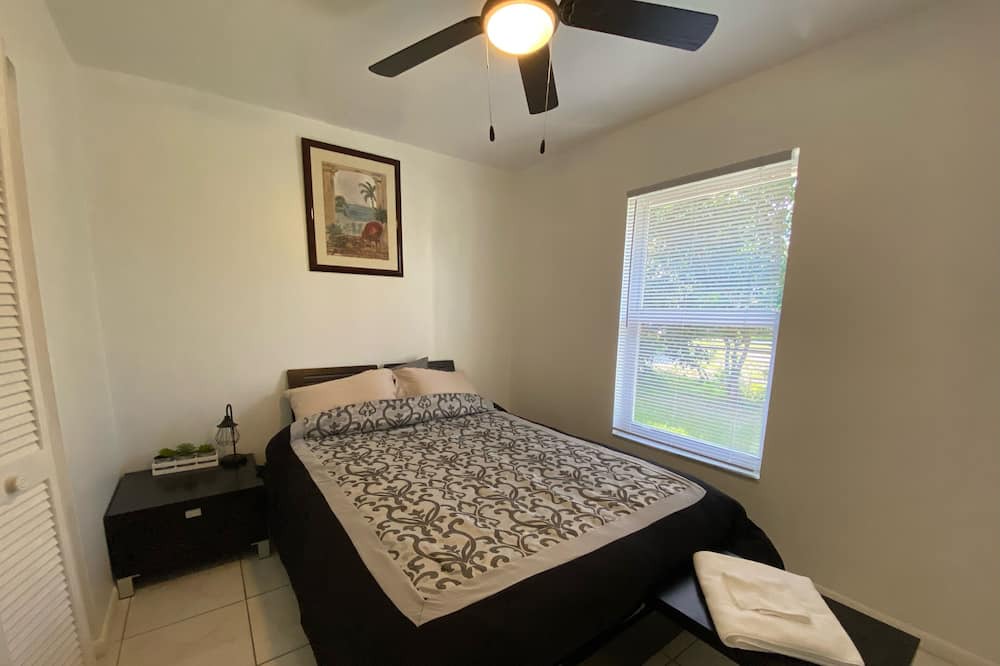 Photo of Bedroom in Lake Worth Corridor