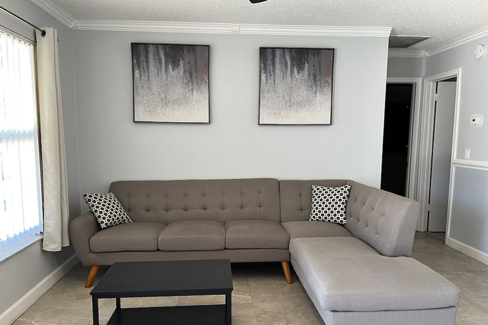 Photo of Livingroom in Lake Worth Corridor