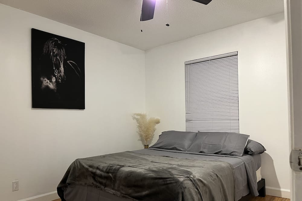 Photo of Bedroom in Lake Worth Corridor