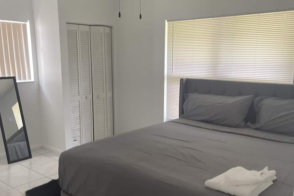 Photo of Bedroom in Lake Worth Corridor
