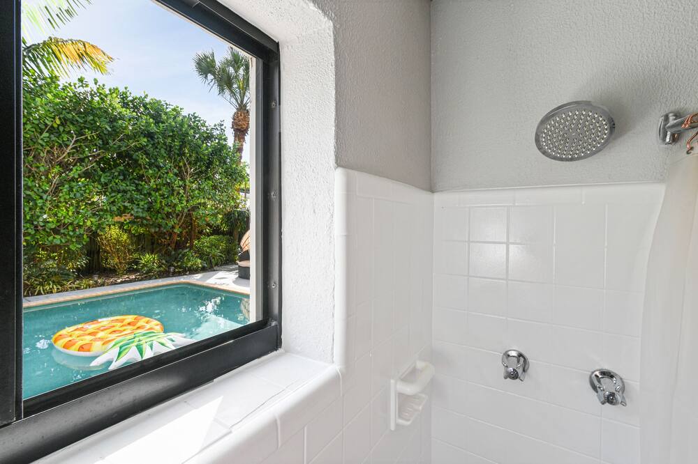 Photo of Bathroom in Lake Worth Corridor