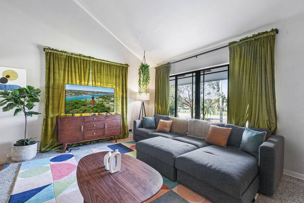 Photo of Livingroom in Lake Worth Corridor