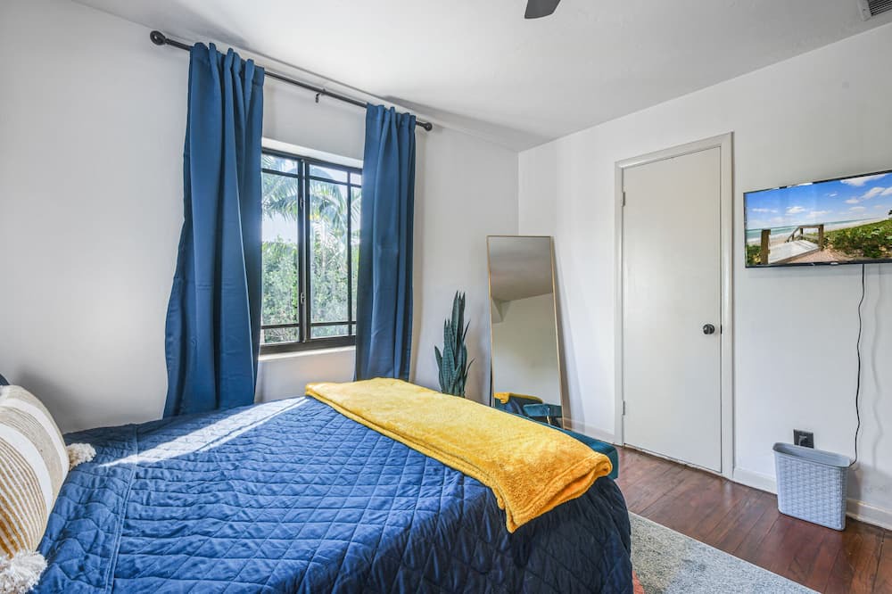 Photo of Bedroom in Lake Worth Corridor