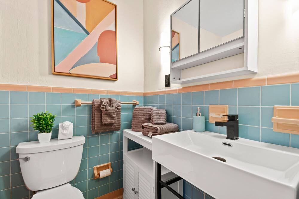 Photo of Bathroom in Lake Worth Corridor