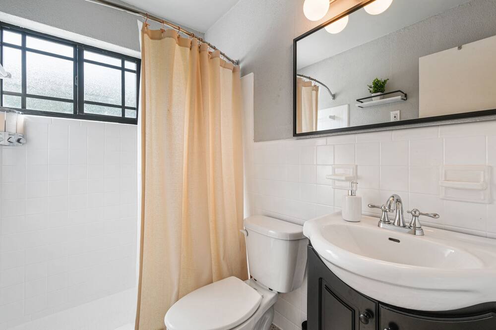 Photo of Bathroom in Lake Worth Corridor
