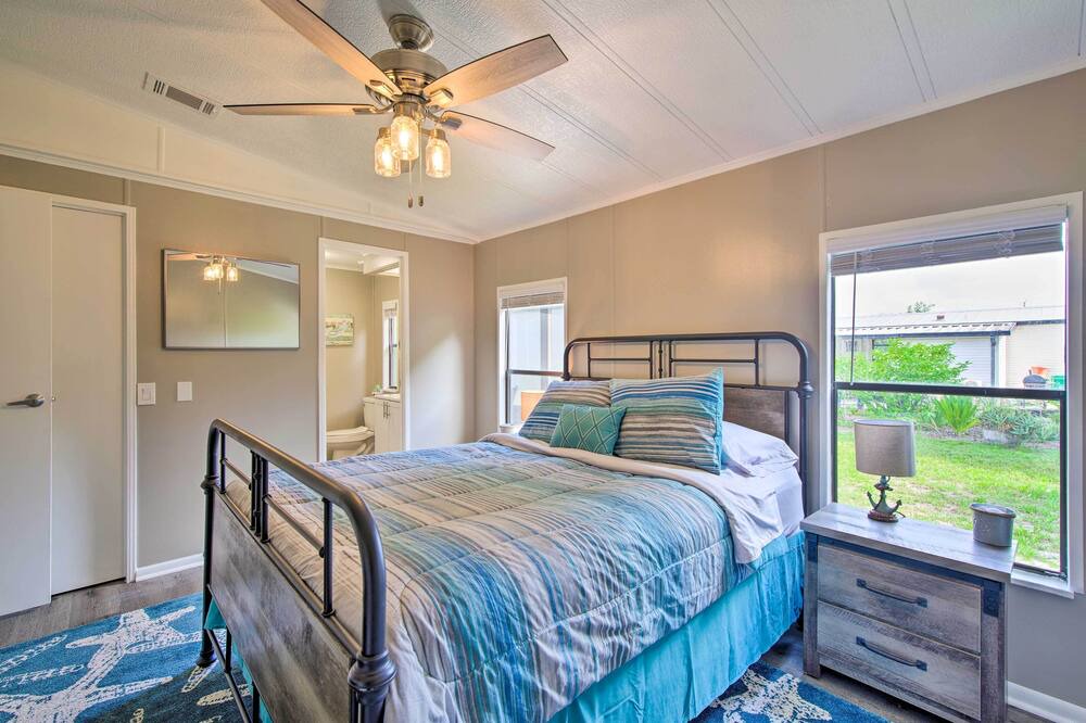 Photo of Bedroom in Hollywood Estates Of Canova Park