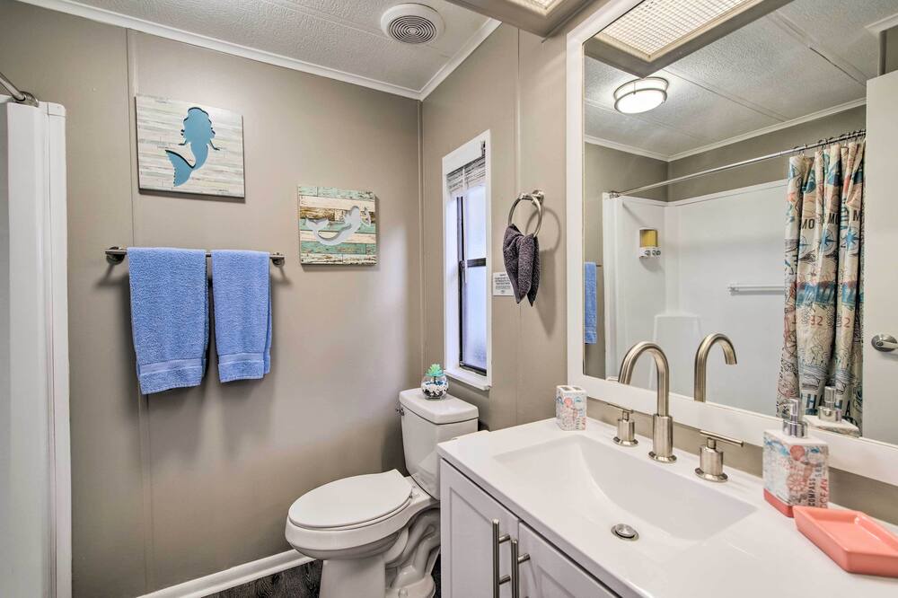 Photo of Bathroom in Hollywood Estates Of Canova Park