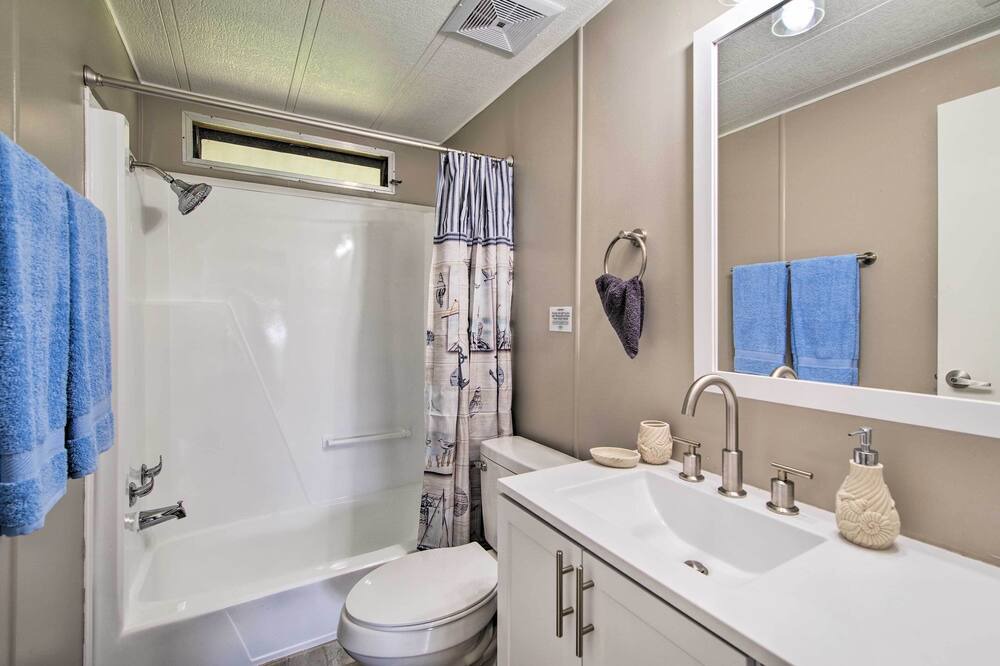 Photo of Bathroom in Hollywood Estates Of Canova Park