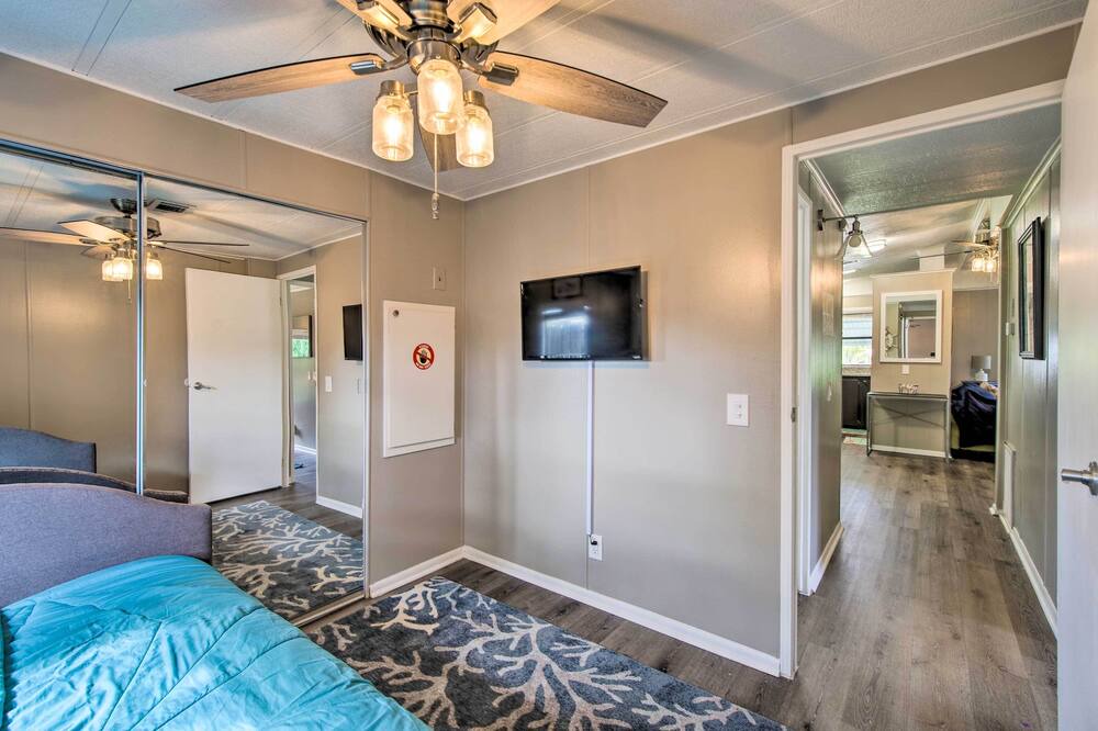 Photo of Bedroom in Hollywood Estates Of Canova Park