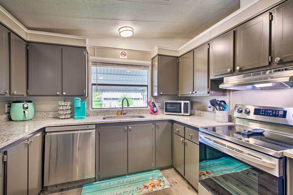 Photo of Kitchen in Hollywood Estates Of Canova Park