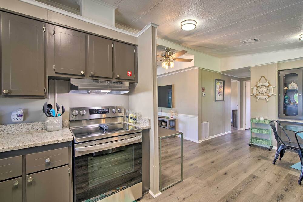 Photo of Kitchen in Hollywood Estates Of Canova Park