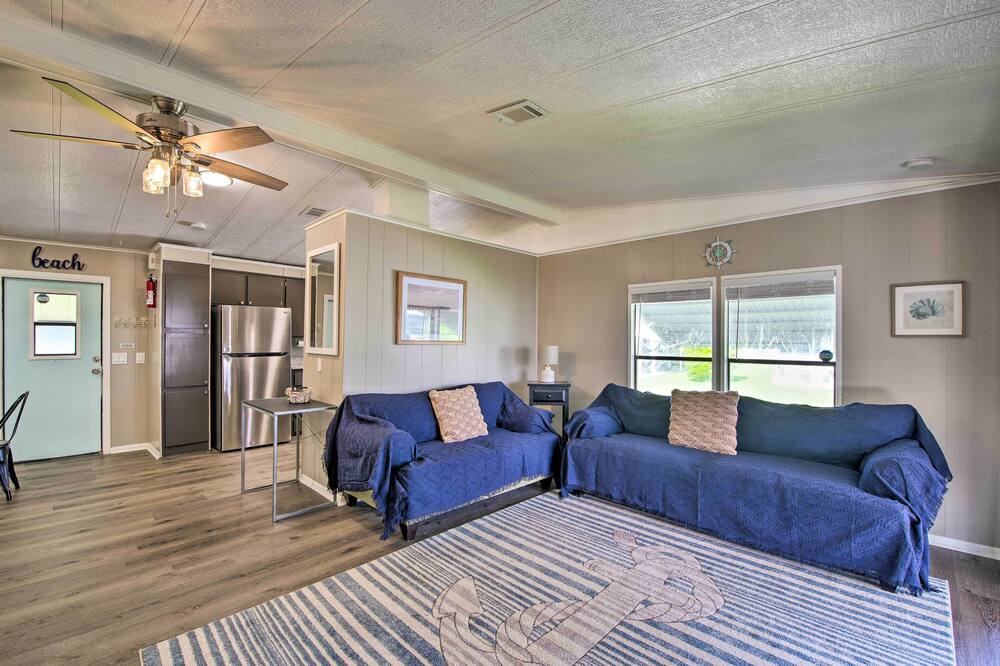 Photo of Bedroom in Hollywood Estates Of Canova Park