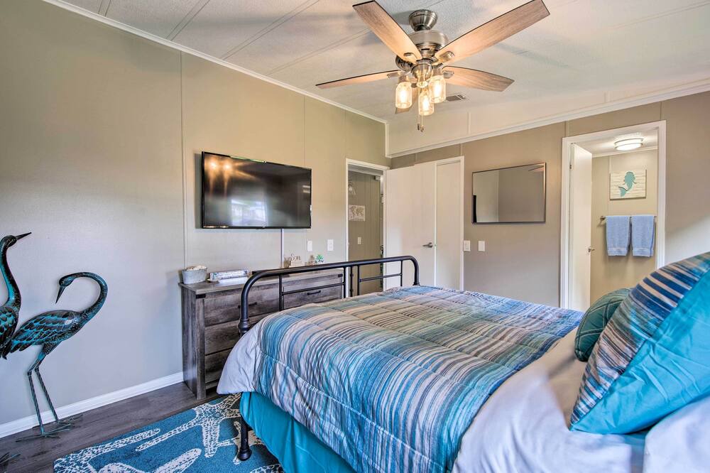 Photo of Bedroom in Hollywood Estates Of Canova Park