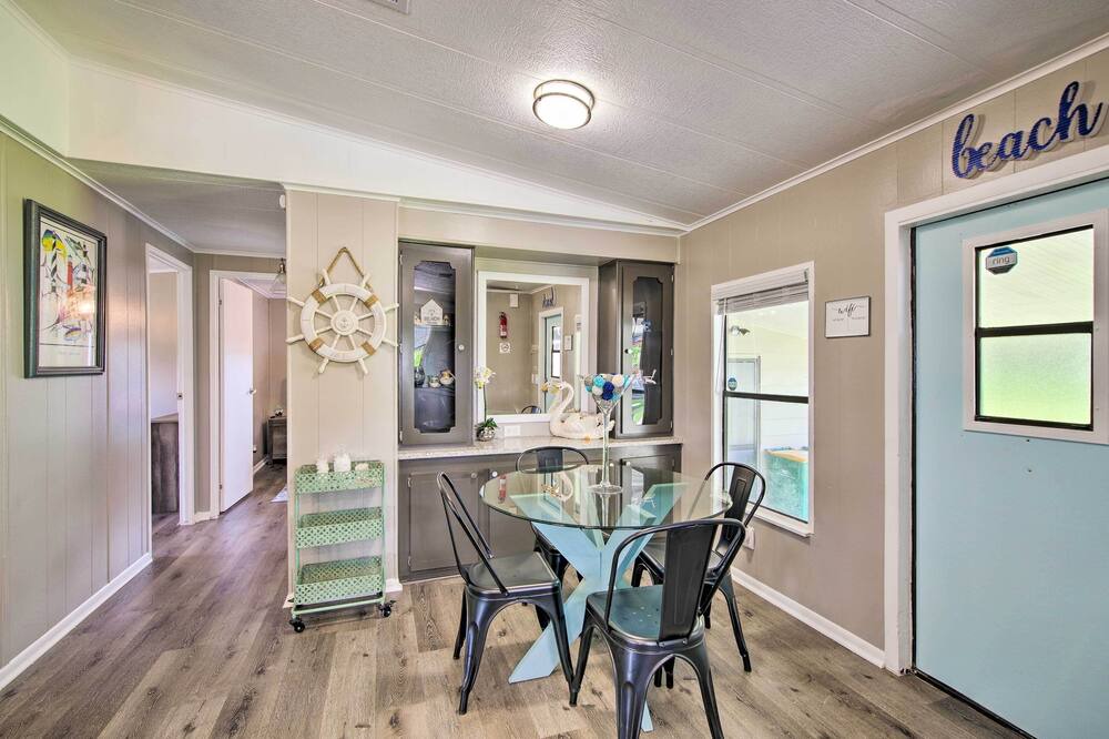 Photo of Livingroom in Hollywood Estates Of Canova Park