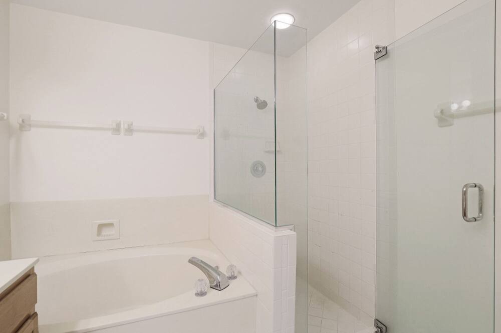 Photo of Bathroom in Pelican Bay