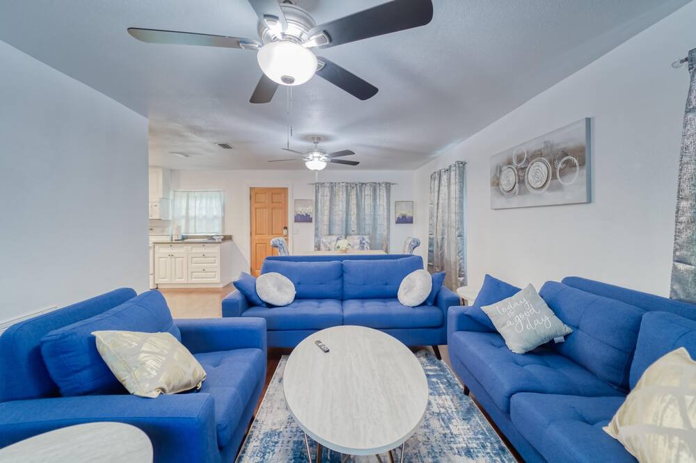 Photo of Livingroom in Concerned Citizens of Gibsonton Area